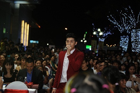 Nhóm Hài Trấn Thành đã mở đầu làm nóng chương trình với
tiểu phẩm hài vui nhộn