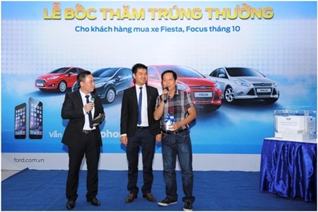 Đại
diện Đại lý Hà Thành Ford trao giải cho anh Cao Huy Tú