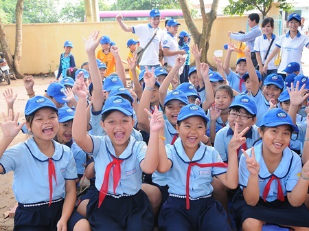 Xóa nỗi lo “nhà vệ sinh bẩn” cho học sinh nông thôn Việt Nam - 7 Các em hân hoan trong ngày được “đón” nhà vệ sinh mới