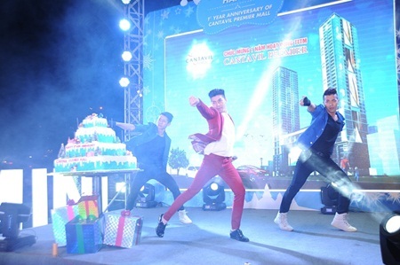 Nhóm Hài Trấn Thành đã mở đầu làm nóng chương trình với
tiểu phẩm hài vui nhộn