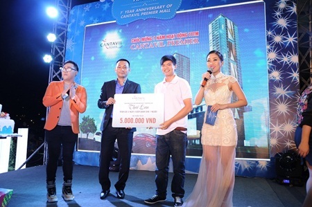 Hai khách mời đã may mắn nhận được quà tặng từ chương
trình