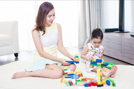 Con gái Lưu Hương Giang ngày càng thông minh lém lỉnh - 2 Mina rất thích chơi với hình khối và hay bắt chước mẹ
để làm “ca sĩ”.