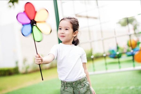 Con gái Lưu Hương Giang ngày càng thông minh lém lỉnh - 4 Mina thường xuyên được cho vui chơi ngoài trời, tiếp
xúc với thiên nhiên, cây cỏ.