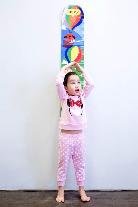 Con gái Lưu Hương Giang ngày càng thông minh lém lỉnh - 5 Nào, cùng Mina đo chiều cao nhé!