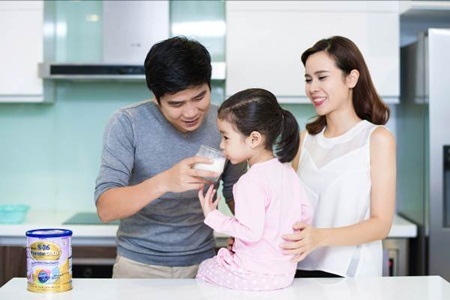 Con gái Lưu Hương Giang ngày càng thông minh lém lỉnh - 6 Nào, cùng Mina đo chiều cao nhé!