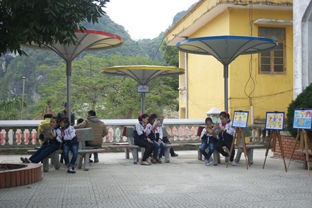 “Hoa trên đảo” - Giải pháp nguồn nước sáng tạo của sinh viên - 2 Các em học sinh sử dụng chòi nghỉ làm nơi đọc sách