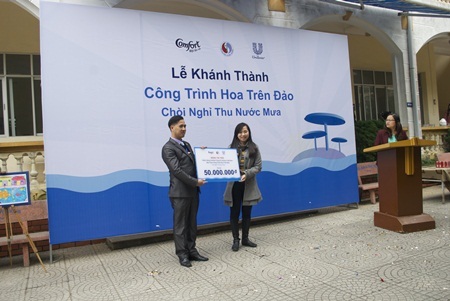 “Hoa trên đảo” - Giải pháp nguồn nước sáng tạo của sinh viên - 3 Các em học sinh sử dụng chòi nghỉ làm nơi đọc sách