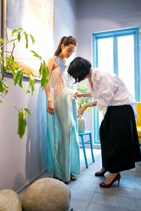 Li Lam: “Thật đáng tiếc nếu để vuột mẩt khoảnh khắc sáng tạo” - 3 Mong ước làm đẹp những người
phụ nữ xung quanh mình là động lực sáng tạo của Lam