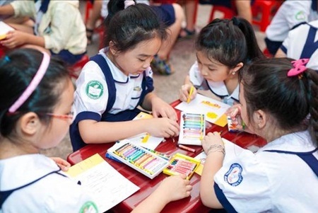 Cha mẹ tự hào vì con vẽ vé Tết giúp người khó khăn đoàn viên - 1 Gần 700 học sinh trường Nguyễn Văn Trỗi hào hứng vẽ “Vé tết đoàn viên”