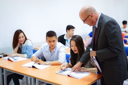 Tiếng Anh trở thành ngôn ngữ chính trong giảng dạy và học tập.