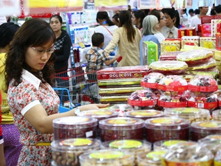 Chị em bật mí cách mua sắm siêu tiết kiệm cho Tết Nguyên Đán - 1 Chị em cần cân nhắc chi tiêu hợp lí, tiết kiệm khi mua
sắm Tết