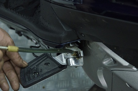 Tra thêm dầu vào các khớp nối