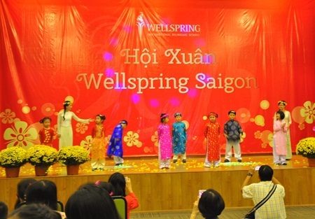 Hội xuân Wellspring Saigon gắn kết lòng nhân ái và yêu thêm ngày Tết - 1 Những tiết mục văn nghệ của thầy trò Wellspring Saigon mang đậm nét truyền thống dân tộc Việt Nam.