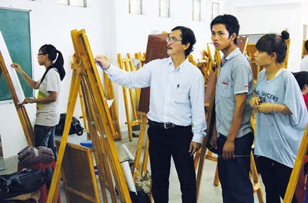 Sinh viên ngành Thiết kế đồ họa HUTECH trong giờ học tại xưởng họa thất.