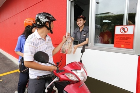 McDonald's tiếp tục khai trương nhà hàng mới tại Việt Nam - 1 Khu vực drive-thru hiện đại và tiện lợi