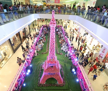 Toàn bộ tháp kết bằng hoa với
chiều cao lên đến