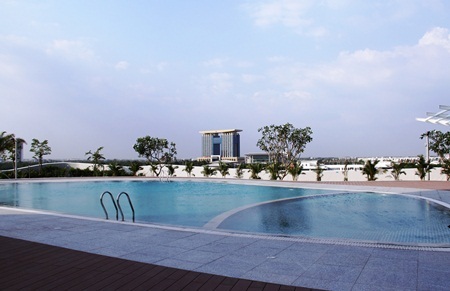 Hồ bơi trên cao trong căn hộ cao cấp SORA gardens I