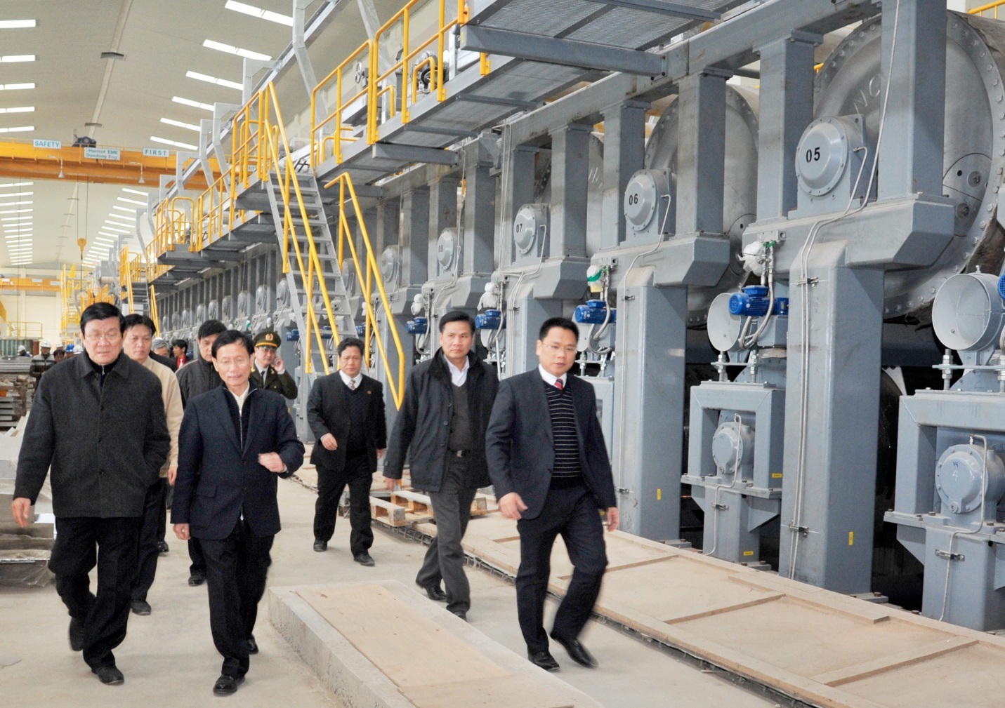 Giấy An Hòa đầu tư hàng nghìn tỷ vào dây chuyền sản xuất - 2 Chủ tich nước Trương Tấn Sang thăm quan dây chuyền giấy cao cấp