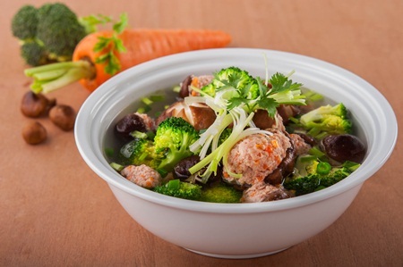 Còn
gì hấp dẫn bằng 1 bát canh nấm bao mọc cho bữa ăn gia đình ấm cúng?