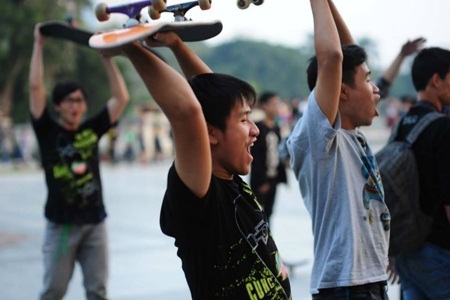 Sống hết mình như Skaters Hà Nội - 2 Cháy hết mình, vui hết mình cùng Biệt đội Dew Dudes.