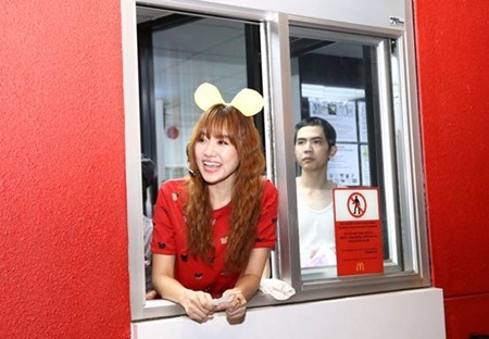 Những niềm vui từ chiến dịch Imlovinit24 của McDonald’s - 3 Những hình ảnh cực kỳ đáng yêu của “bông hồng lai” Hari Won tại quầy Drive-thru