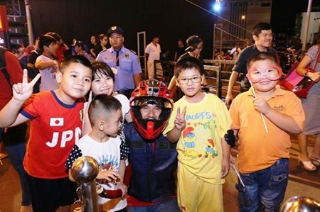 Những niềm vui từ chiến dịch Imlovinit24 của McDonald’s - 9 Các em bé khoe nụ cười sung sướng khi chụp ảnh lưu niệm cùng một bikers