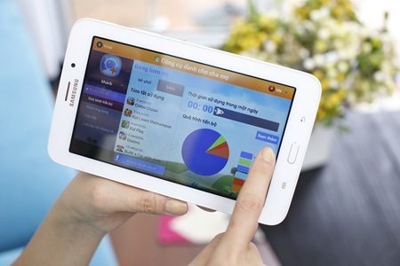 Mẹo giúp bé học tốt với máy tính bảng - 1 Với
ứng dụng Kidstime độc quyền trên Galaxy Tab3 V, Trang có thể theo sát