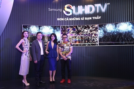 Nhà thiết
kế Công Trí cũng đến ủng hộ đạo diễn Victor Vũ bên cạnh 2 người đẹp