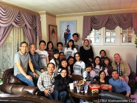Học MBA tại Đại học Thompson Rivers, Canada - 2 Phụ huynh và các bạn du học sinh Việt Nam tại TRU trong dịp Tết 2015