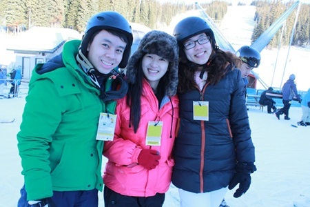 Học MBA tại Đại học Thompson Rivers, Canada - 1 Thanh Tùng (áo xanh) cùng các bạn du học sinh VN trong một hoạt động dã ngoại