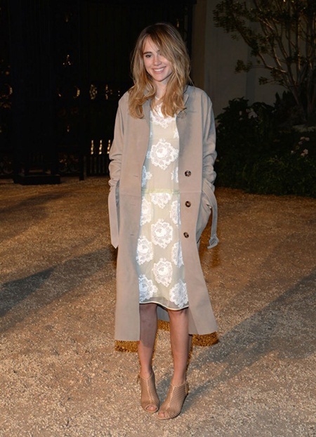 Thiên thần Rosie Huntington-Whiteley với bộ đầm cổ khoét sâu gợi cảm.