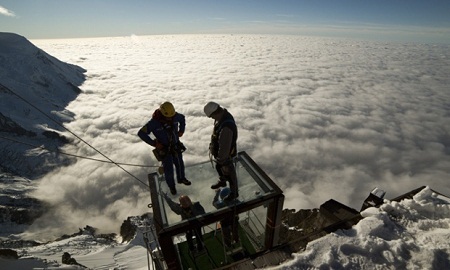 Mục sở thị “căn phòng” lơ lửng trên đỉnh núi Alps - 3 Các kỹ sư xây dựng như đứng giữa trời để xây dựng nên căn phòng Step in the Void.