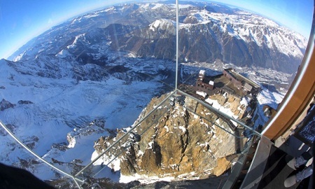 Mục sở thị “căn phòng” lơ lửng trên đỉnh núi Alps - 4 Từ trong căn phòng, phóng tầm mặt hun hút mới có thể nhìn thấy mặt đất.