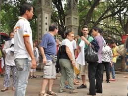 Du khách Nga tham quan di tích lịch sử Văn Miếu tại Hà Nội