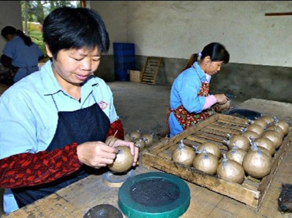 Đột nhập "đại bản doanh" sản xuất pháo hoa ở châu Á - 3 Người làm pháo chủ yếu là phụ nữ.