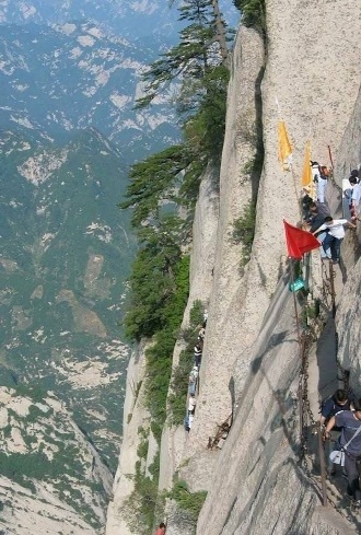 "Lạnh toát sống lưng" với đường cầu thang kinh hãi nhất thế giới - 4 Du khách như những chú kiến bé nhỏ thận trọng trèo lên từng bậc cầu thang