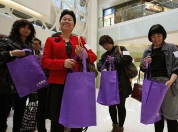 Du khách Trung Quốc mạnh tay mua sắm tại nước ngoài.