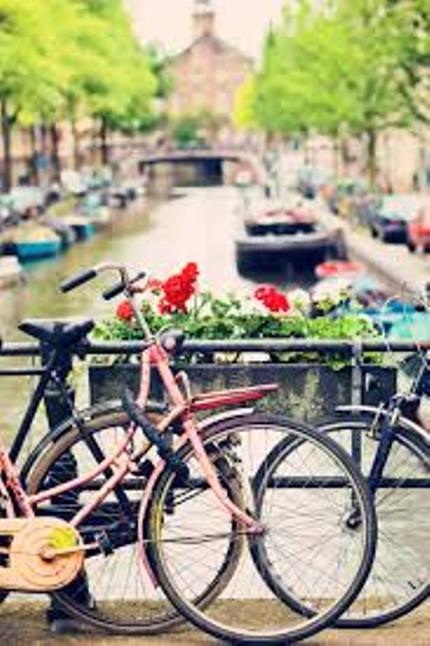 7 địa danh lãng mạn nhất thế giới dành cho ngày Lễ tình yêu - 2 |Đạp xe cùng nhau tại Amsterdam là một khoảnh khắc tình yêu đáng nhớ của các cặp đôi.
