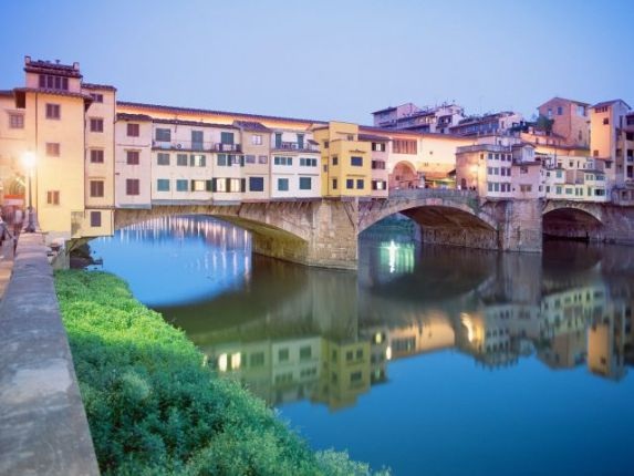 7 địa danh lãng mạn nhất thế giới dành cho ngày Lễ tình yêu - 7 Cây cầu nổi tiếng Ponte Vecchio ở Florence.
