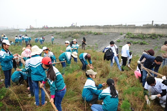 Các em học sinh trường THCS Nam Thịnh hăng hái tham gia Tết trồng cây.