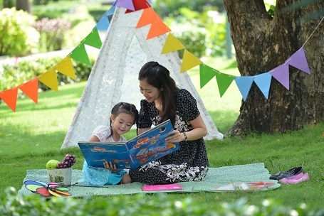 Chị Diệu Bình luôn tạo điều kiện cho Gin vui chơi thỏa thích ngoài thiên nhiên rộng lớn.