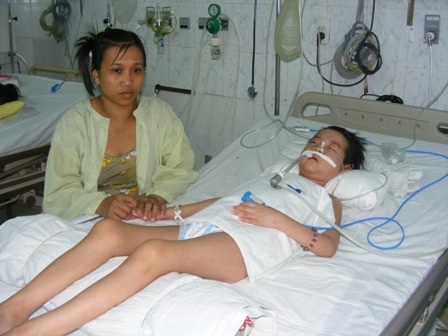 Người mẹ nghèo Phan Thị Tuyết Lan chăm sóc con trai là Cấn Thiên Thanh bị viêm não tại bệnh viện