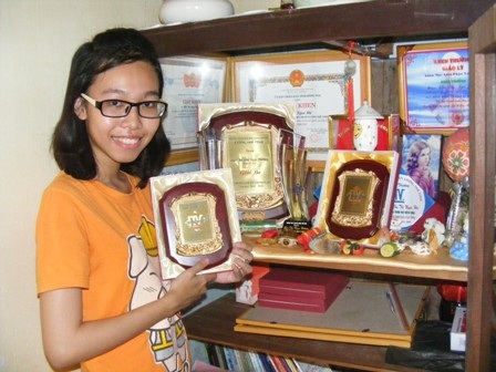 Ngọc Hương với những giải thưởng học sinh giỏi cấp trường, cấp tỉnh và cấp quốc gia môn Văn.