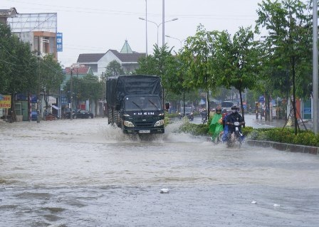 Mưa lũ vào chiều ngày 3/7 khiến đường Đồng Khởi, TP Biên Hòa bị ngập trong biển nước