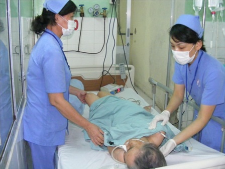 Con dâu lang thang hè phố xin tiền chữa bệnh cho mẹ chồng