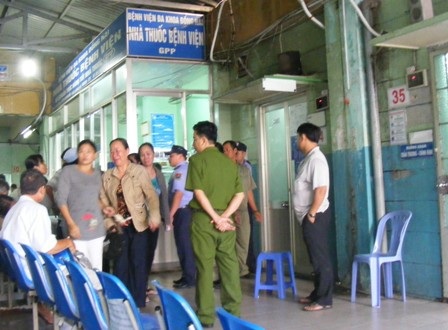 Lực lượng chức năng phong tỏa hiện trường để điều tra nguyên nhân cái chết của nạn nhân.