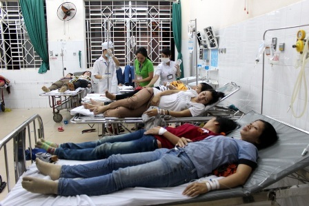 Sau khi ăn tối, hàng trăm công nhân bị ngộ độc thực phẩm