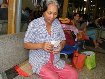 Con dâu lang thang hè phố xin tiền chữa bệnh cho mẹ chồng