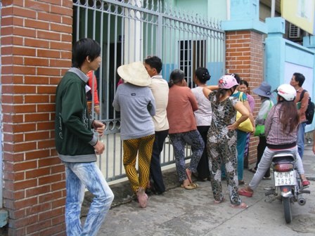 Nhiều bệnh nhân và người đi đường tập trung chứng kiến vụ việc