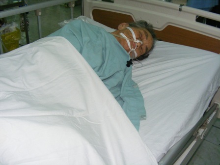 Bệnh nhân Huỳnh Thị Đại bị bệnh tai biến mạch máu não, nghi nhiễm trùng huyết nên chưa thể 